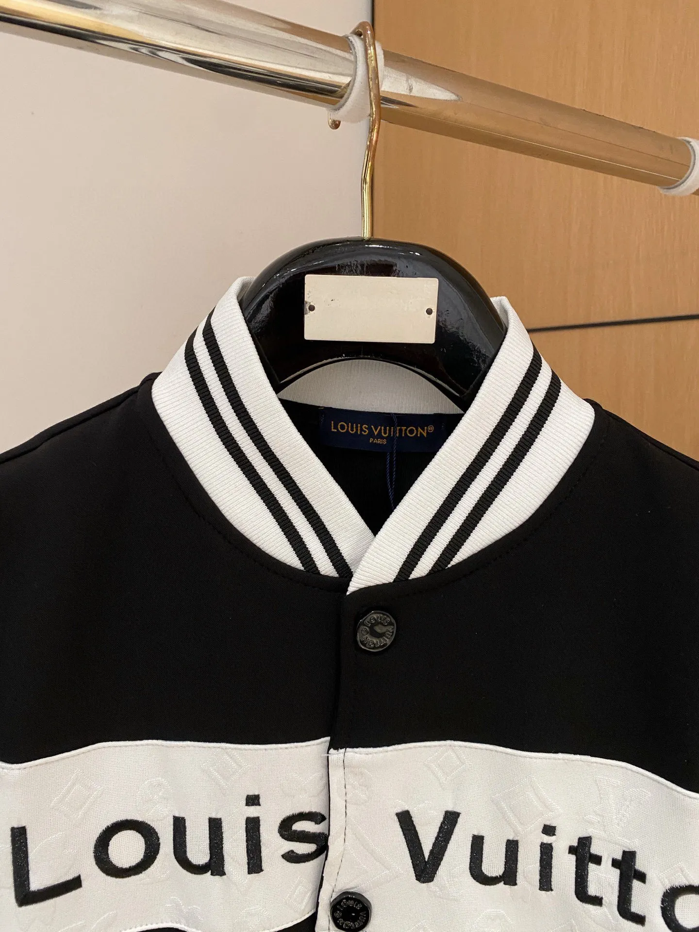 🅿️720 [LV Louis Vuitton] hot-selling suit is coming. Focus on the original version of the official website. 2025 new hot-selling cardigan and sweatshirt suit. The original order is the best. 🇭🇰The meticulous work of top designers. It has a fitting and perfect upper body effect. All-natural high-quality Tencel Roman cotton 100%, close-fitting comfort, noble and elegant! Original hardware embodies elegance and nobility! Counter size: M-3XL (maximum wear up to 190 pounds)